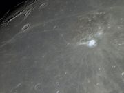 O PLATÔ DE COR CARAMELO DE ARISTARCHUS