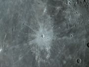 A jovem cratera KEPLER e seus raios brilhantes, fotografada através de uma fina camada de nuvens, em 14/04/2012, 05h09m.