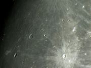 O grande grupamento de domos vulcânicos na região da cratera MARIUS.