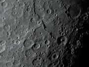 A grande e destacada escarpa curvilínea RUPES ALTAI.