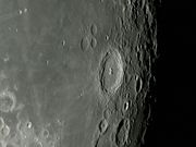 A bela e proeminente cratera LANGRENUS.