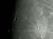 A jovem, bela e destacada cratera KEPLER.