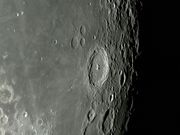A proeminente cratera LANGRENUS.