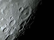 A proeminente cratera PETAVIUS em 11/09/2014.