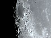 GRIMALDI - a grande e destacada cratera de piso escuro.