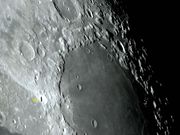 A jovem e destacada cratera PROCLUS.