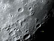 A grande Cratera PETAVIUS e suas montanhas centrais.